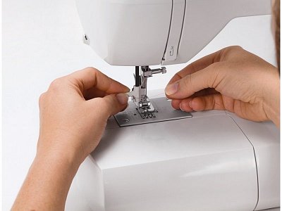 Nähmaschine Singer Starlet 6699 + Tisch und Kunststoffabdeckung